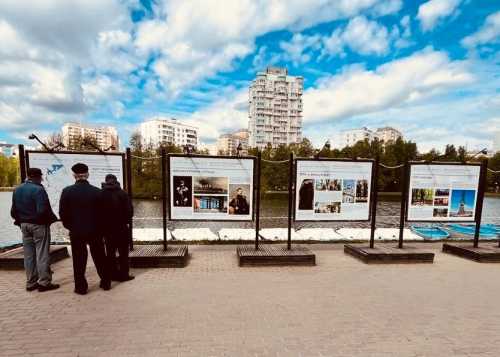Фотовыставка «МОСКВА – ПОРТ ПЯТИ МОРЕЙ» открылась в Парке "Ангарские пруды" около лодочной станции.