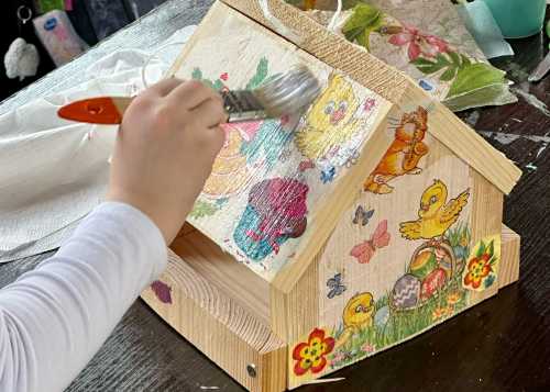 Мастер-класс "Рисуем счастье: Декорируем кормушки для птиц"