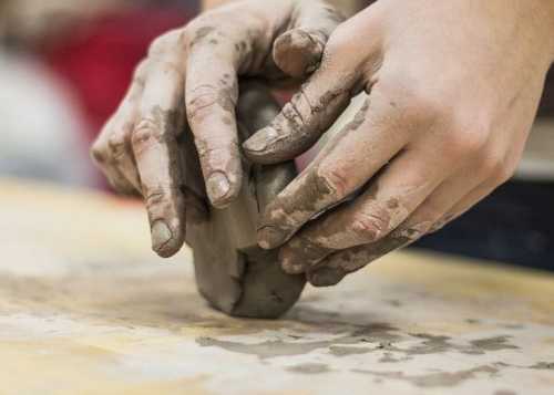 Приглашаем на увлекательный мастер‑класс «Приключения в мире глины: создаём природу вокруг» от Библиотеки №57!